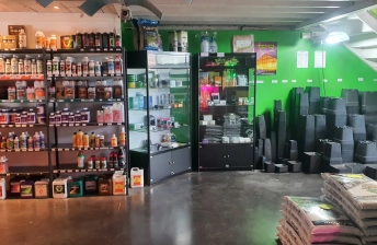 mur d'engrais et pots dans un growshop